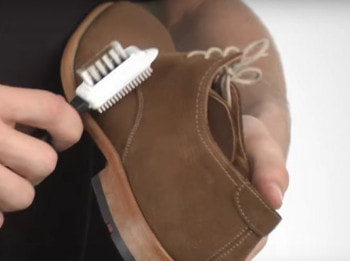 Как ухаживать за обувью из замши в любое время года - чистка щеткой замшевую обувь