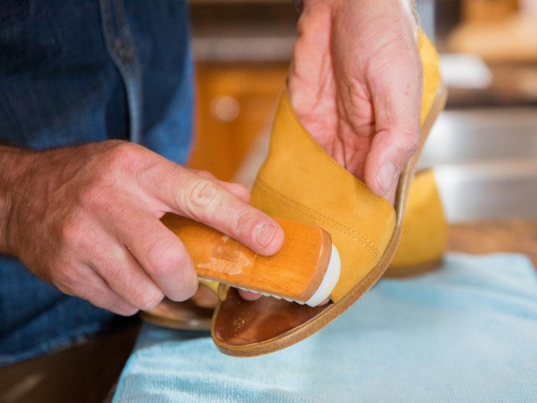 Как ухаживать за обувью из замши в любое время года - чистка замшевую обувь от пятен