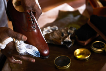 Как ухаживать за кожаной обувью:хранение и уход за изделиями из кожи