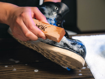 Как ухаживать за кожаной обувью: чистка кожанных туфлей